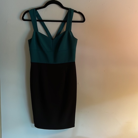 CeCe Alexa cross back color block cocktail dress in forest green - Picture 2 of 9